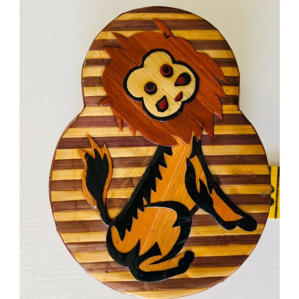 Stash box Lion motif Pier 1 Grass straw Stash box artisan fabric lined